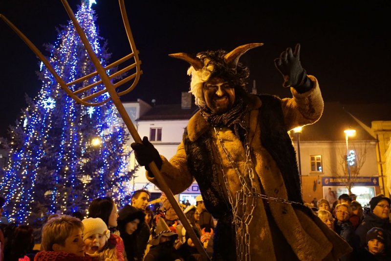 Mikuláš přijel s párem vraných koní 